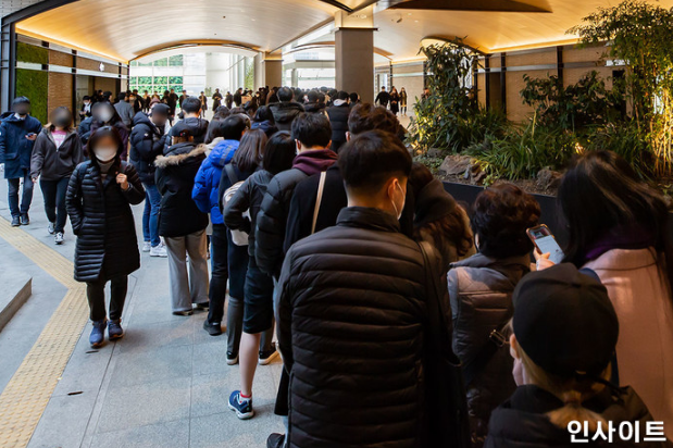 人羣在任天堂商店外排隊採購動物森友會