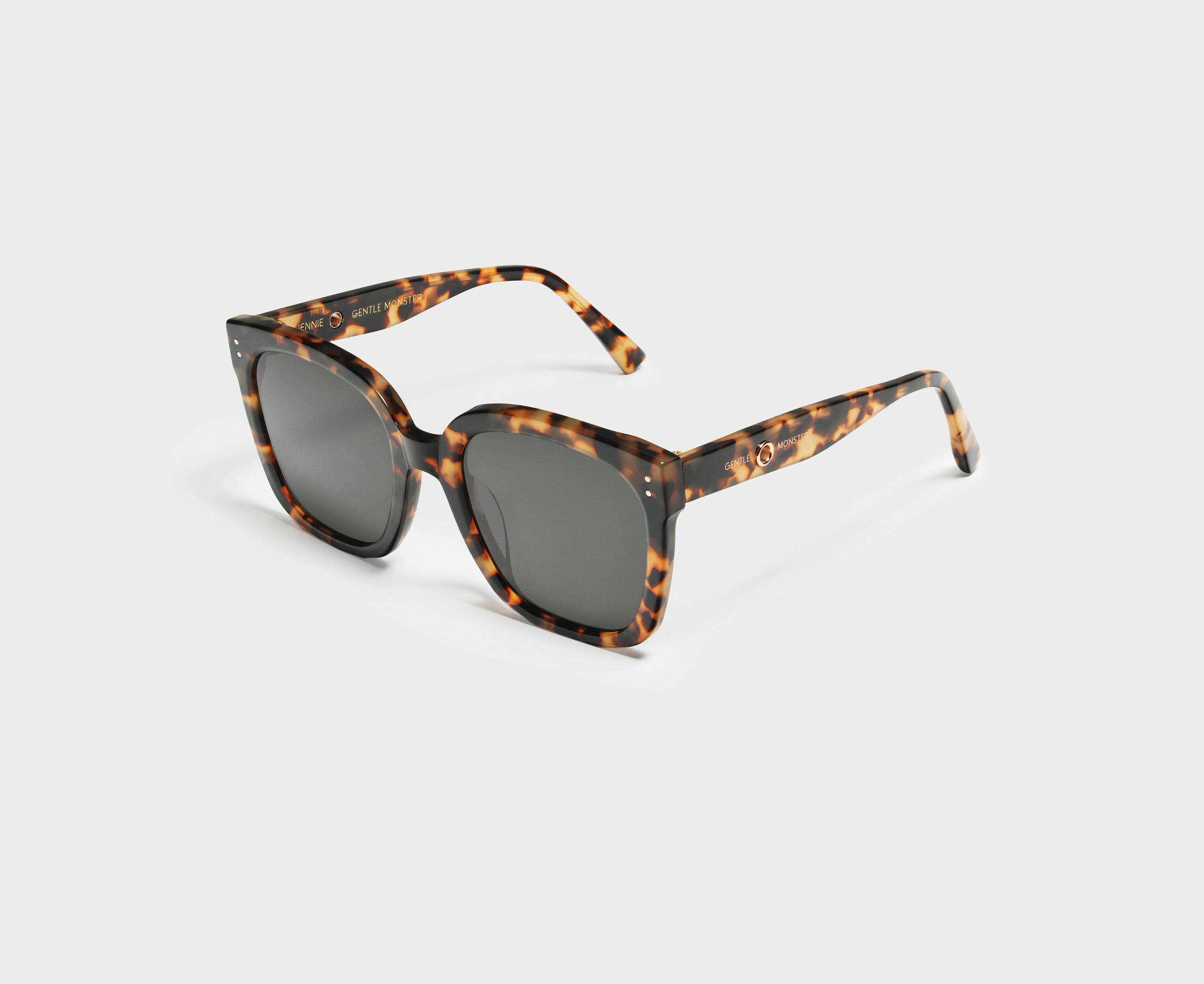 เมื่อนักร้องสุดชิคกับแบรนด์แว่นสุดยูนีคมาเจอกันใน Jennie BP x Gentle Monster! Jentle Home คอลเลคชั่น รับรองว่าไม่มีทางทำให้ผิดหวัง