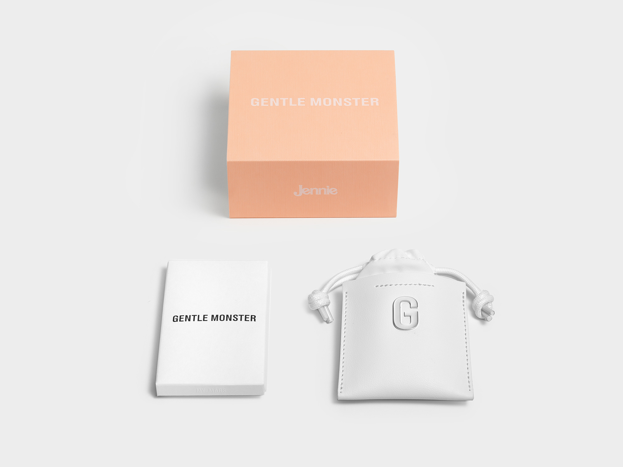 เมื่อนักร้องสุดชิคกับแบรนด์แว่นสุดยูนีคมาเจอกันใน Jennie BP x Gentle Monster! Jentle Home คอลเลคชั่น รับรองว่าไม่มีทางทำให้ผิดหวัง