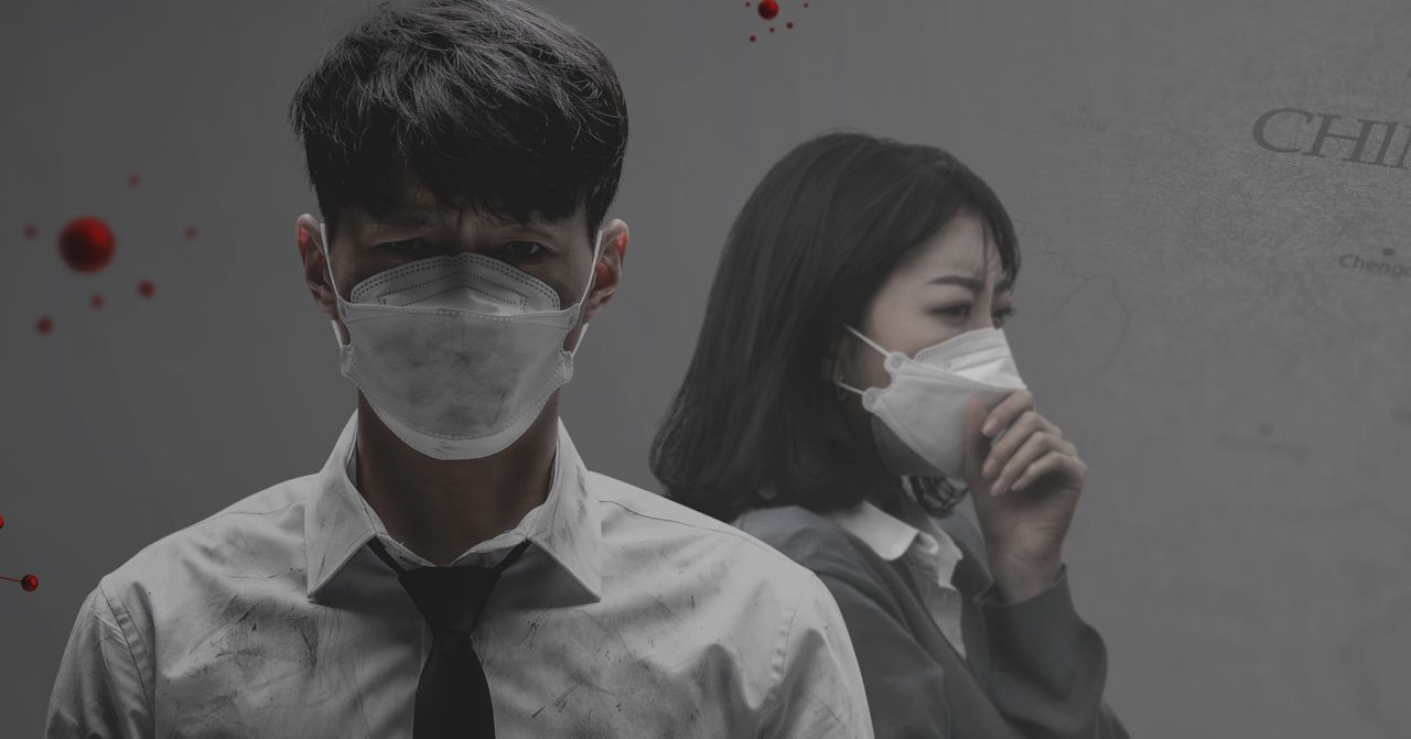 新冠病毒的代表圖像，一名身穿防護裝備的工作人員進行檢測，場景被安全線條隔離，展現防疫緊張氣氛。