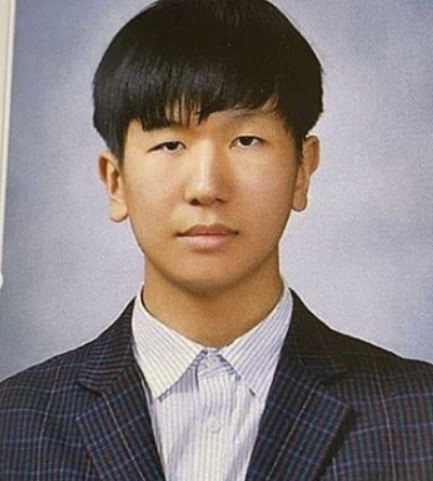 報導內所涉及的高中生的照片，配上姜勳的名字音譯顯示。