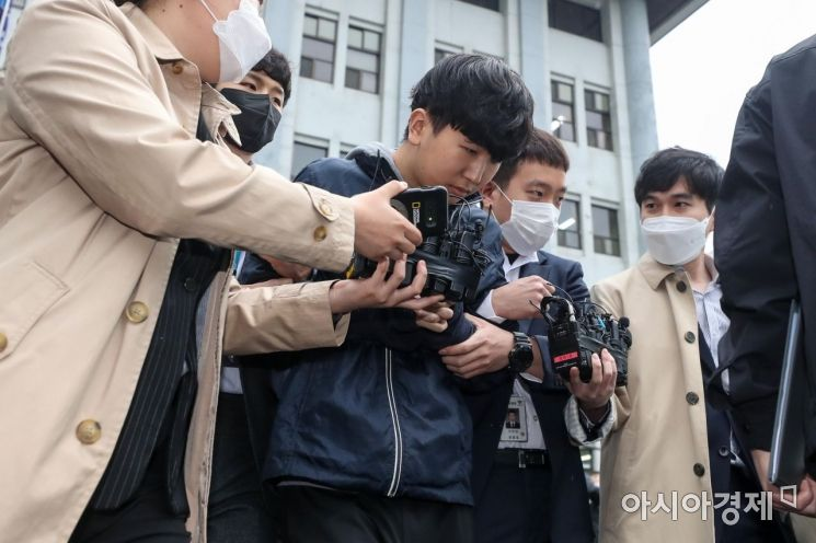 香港高等法院外的媒體聚集，正準備對案件的重要人物進行報道。