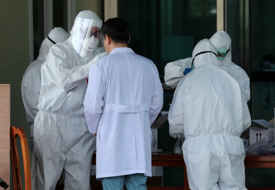  "ปูซาน" พบสองพ่อลูกติดเชื้อไวรัสโควิด 19 โดยที่ไม่แสดงอาการ!! คาดว่าเริ่มติดเชื้อตั้งแต่ต้นเดือนเมษายน ซึ่งพบว่าคุณพ่อได้สัมผัสและติดต่อคนอื่นมากกว่า 1,000 คนและลูกสาวยังเป็นเจ้าหน้าที่ทางการแพทย์อีกด้วย!! 