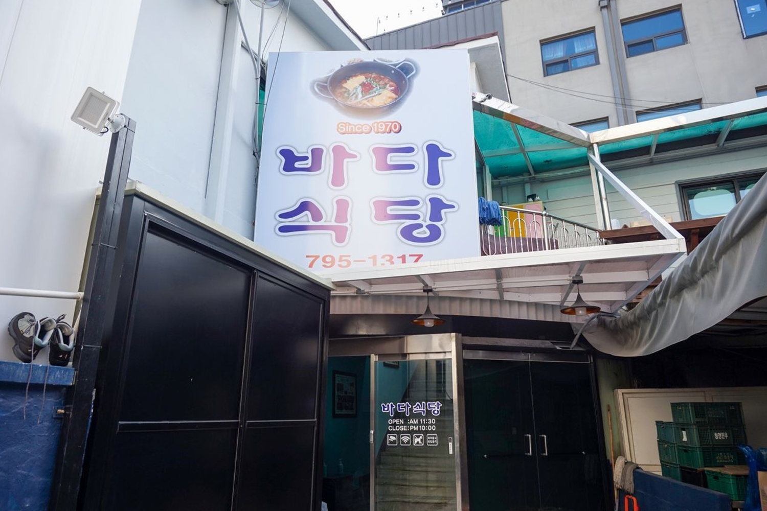 大海食堂外觀，位於韓國首爾梨泰院的韓式部隊鍋專賣店