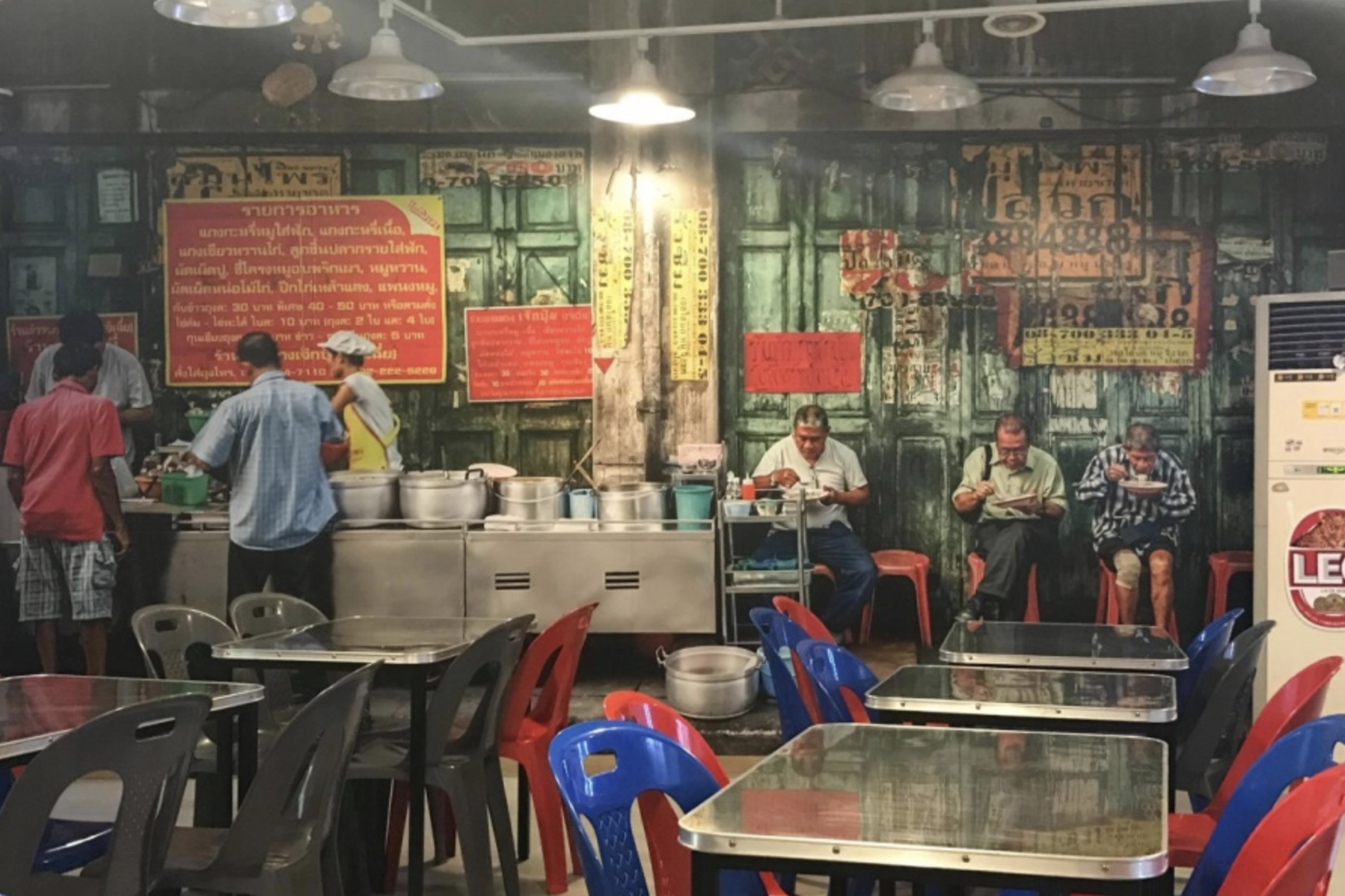 Krappom提供的美味泰國料理，包括泰式炒飯和肉類菜饍