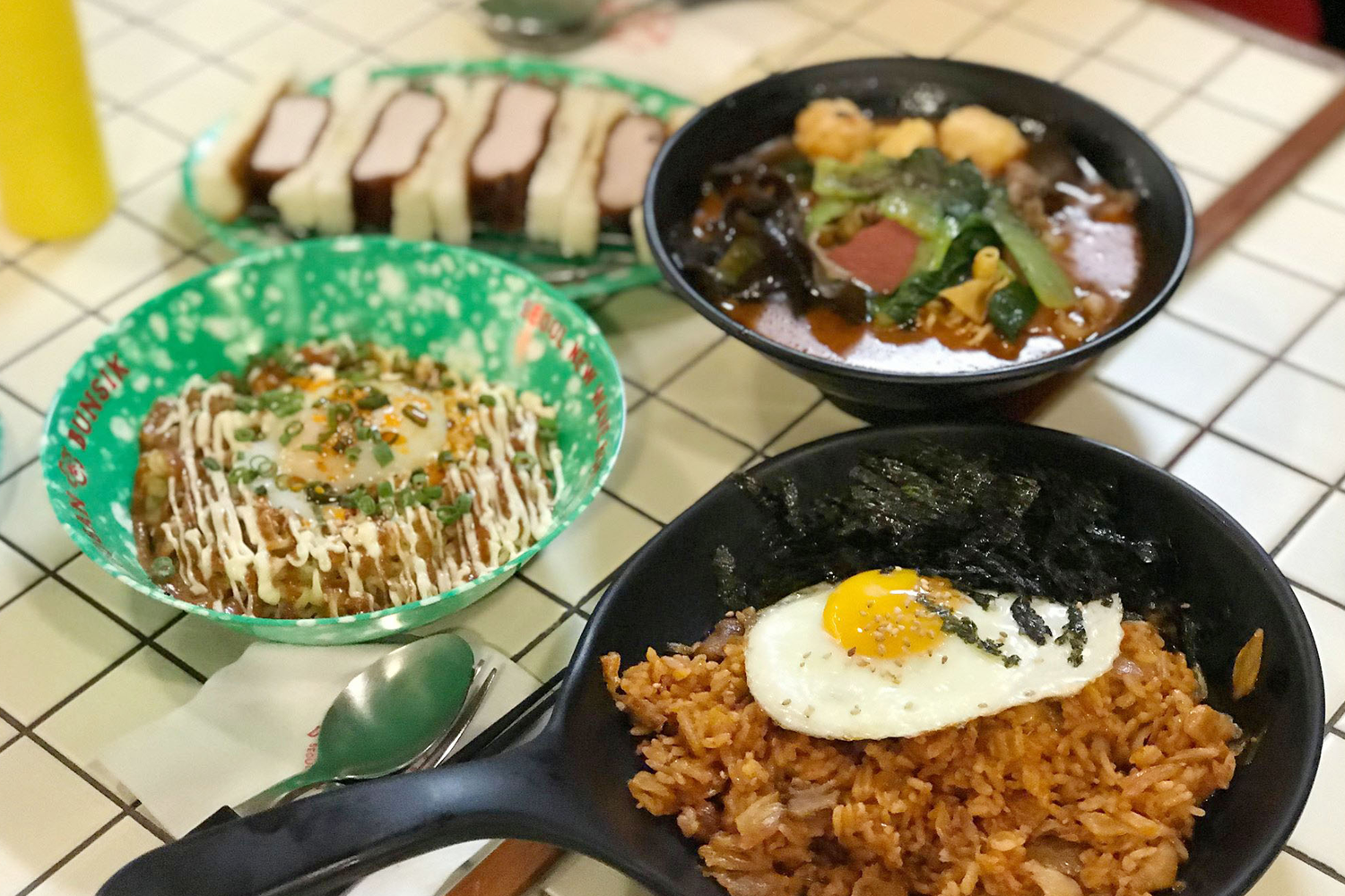 島山小吃的可口菜餚，泡菜炒飯和搭配肉的韓式料理