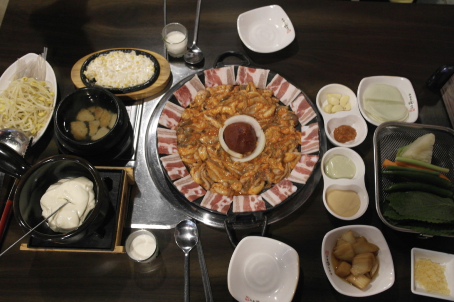 辣炒章魚達人店內的餐桌擺設，以韓式風格為主軸