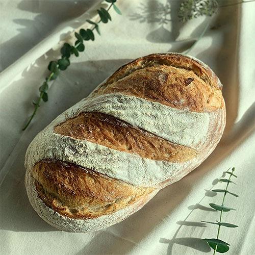 PETERPAN1978の特製パン。大きくて厚みのあるクラストが特徴で、外はサクサク、中はモチモチした食感が楽しめる。