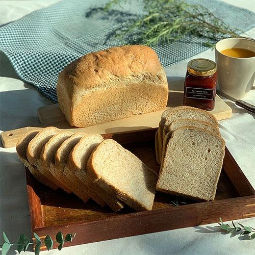 PETERPAN1978で提供される昔ながらのパン。伝統ある店の人気商品であり、保存料を使用せず、丁寧に焼き上げられている。