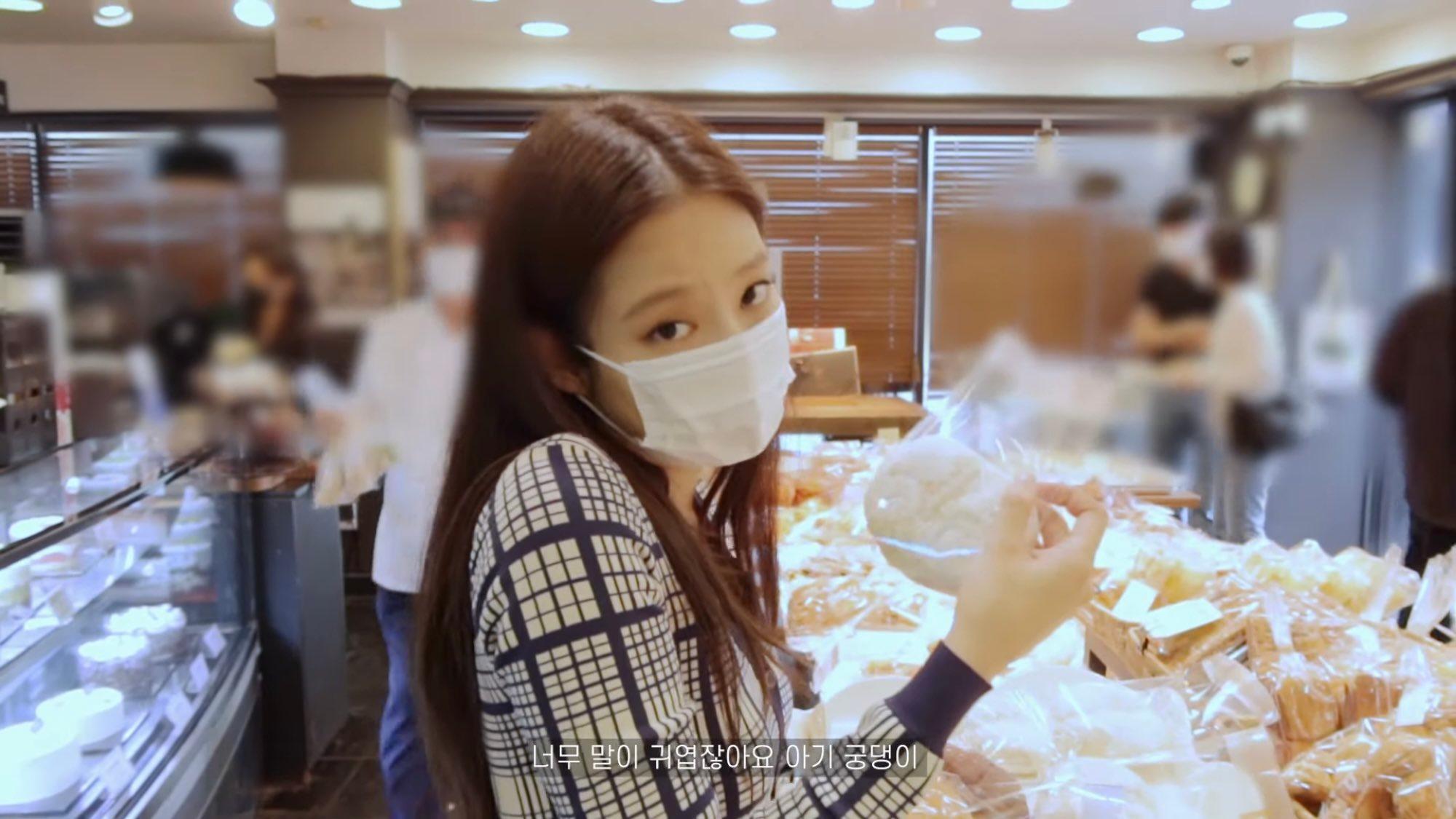 PETERPAN1978で販売されるパンを手に取る様子。さまざまな形のパンがディスプレイされ、訪れるお客さんを歓迎している。