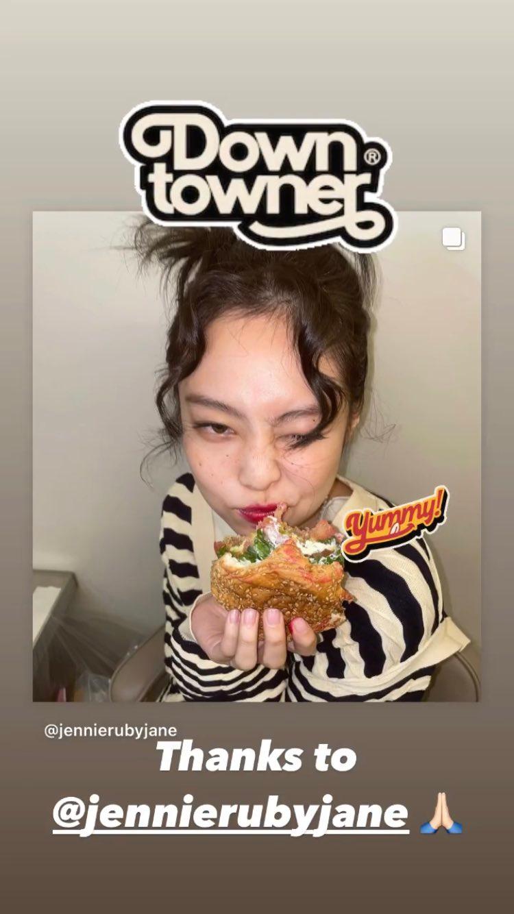 DOWNTOWNERで提供されるアボカドバーガー。トッピングにはベーコン、チーズ、レタスなどが挟まれており、インスタグラムで人気の一品。