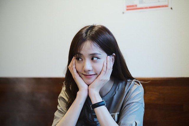 Buliaでの食事の様子。複数の箸で新鮮な肉を掴み、スープの中で調理される過程が描かれている。