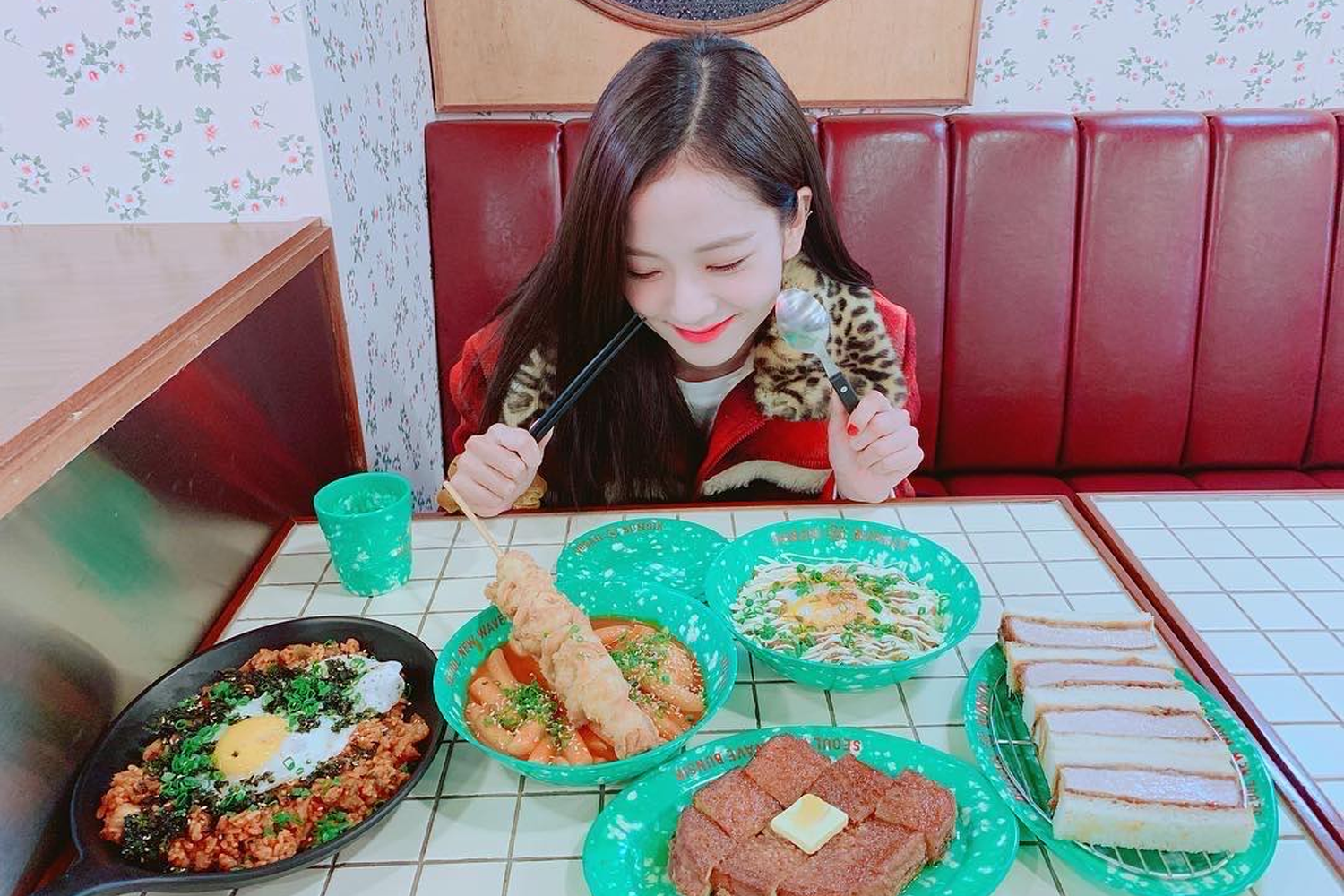 島山小吃餐廳內部裝修，綠色的餐碟上擺滿美食，包括泡菜炒飯和辣炒年糕