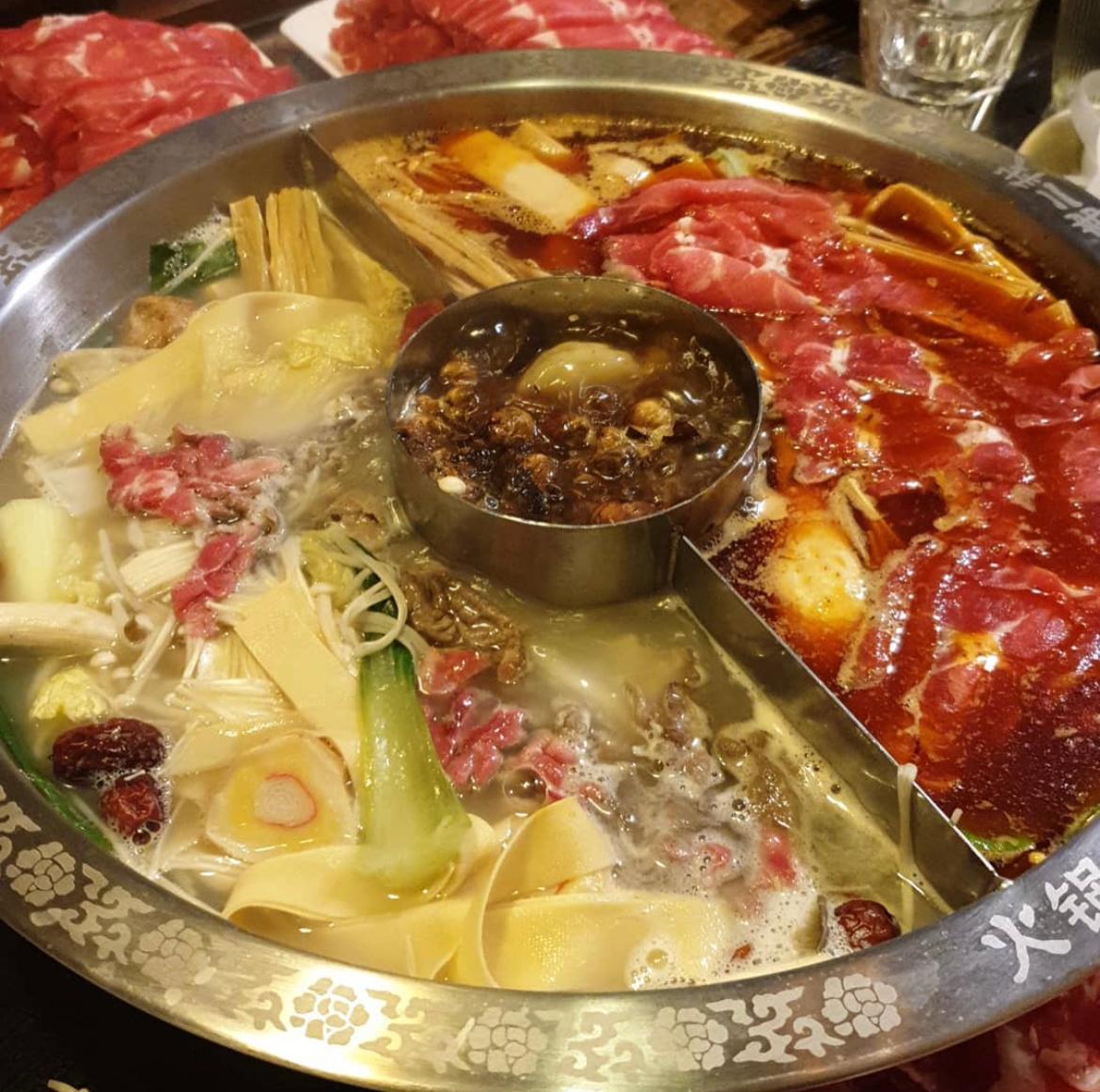 Buliaの特製火鍋。四川風や辛いスープを含む多種類のスープで、お好みの具材を楽しむことができる。