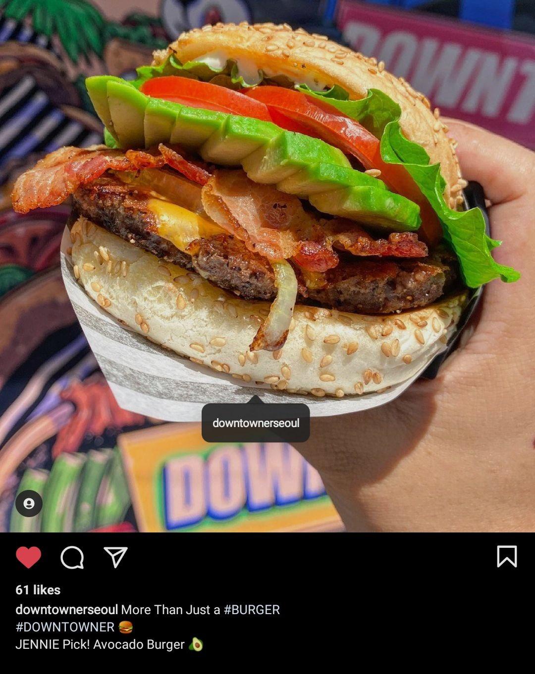 DOWNTOWNERのインスタグラムで紹介されているアボカドバーガー。新鮮なアボカドとジューシーなパティが特徴の、人気メニュー。