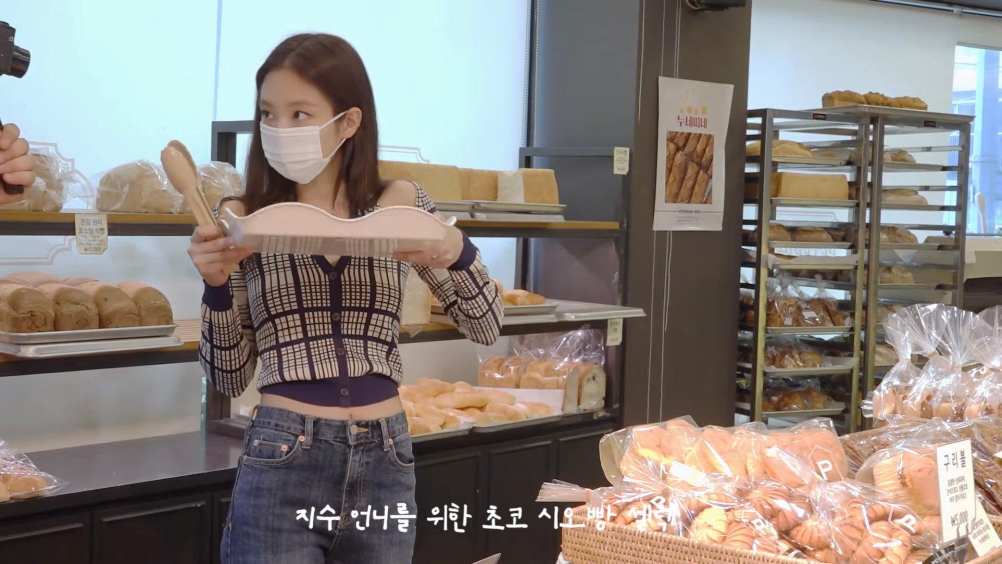 PETERPAN1978のパンに囲まれた店内の様子。焼きたてのパンが並べられ、奥にはカウンターが設置されている風景。