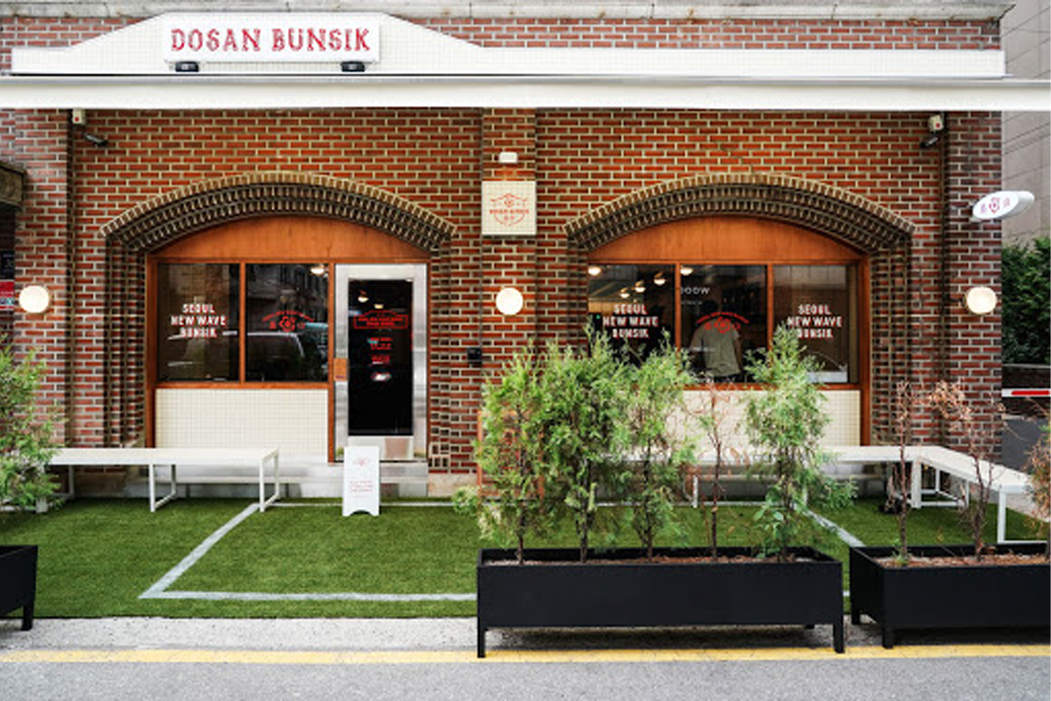 位於首爾的島山小吃外部，外牆是紅磚建造的韓式料理餐廳