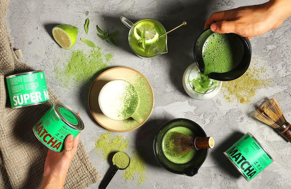 ภาพของสินค้าชาเขียว Super Matcha พร้อมอุปกรณ์ที่ใช้ในการเตรียม ชวนให้น่าลิ้มลองในบรรยากาศคาเฟ่ย่านชินซา