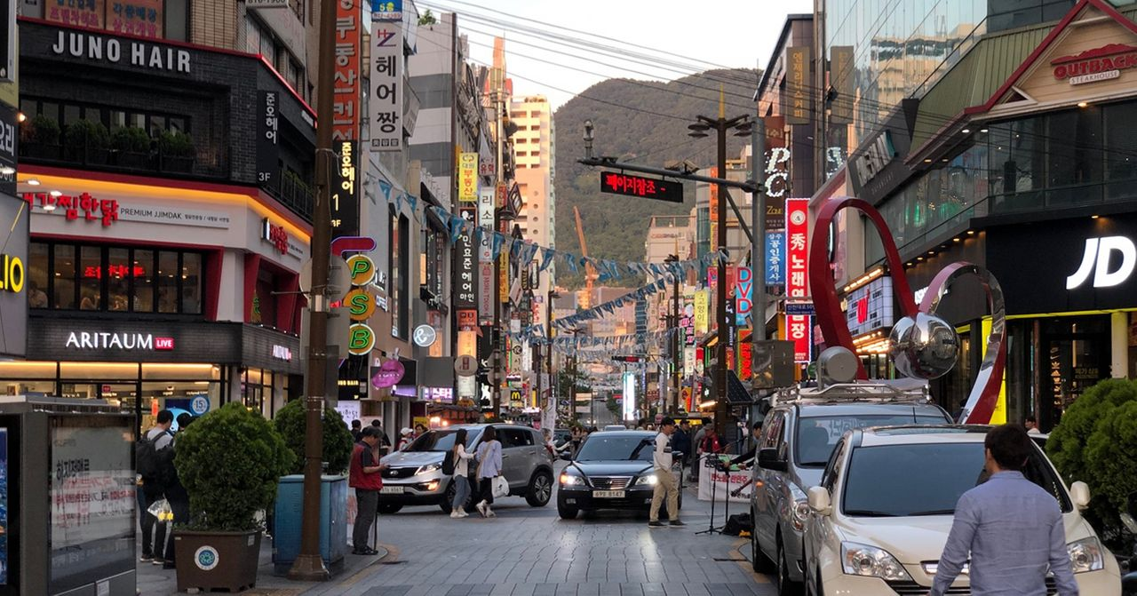 釜山西面的繁華街道，吸引眾多遊客和當地人
