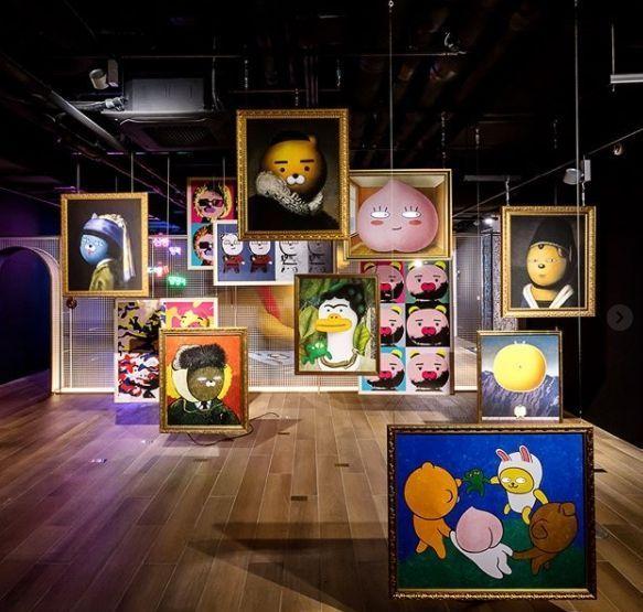 Life-sized reinterpretation of 'The Last Supper' with Kakao Friends characters.