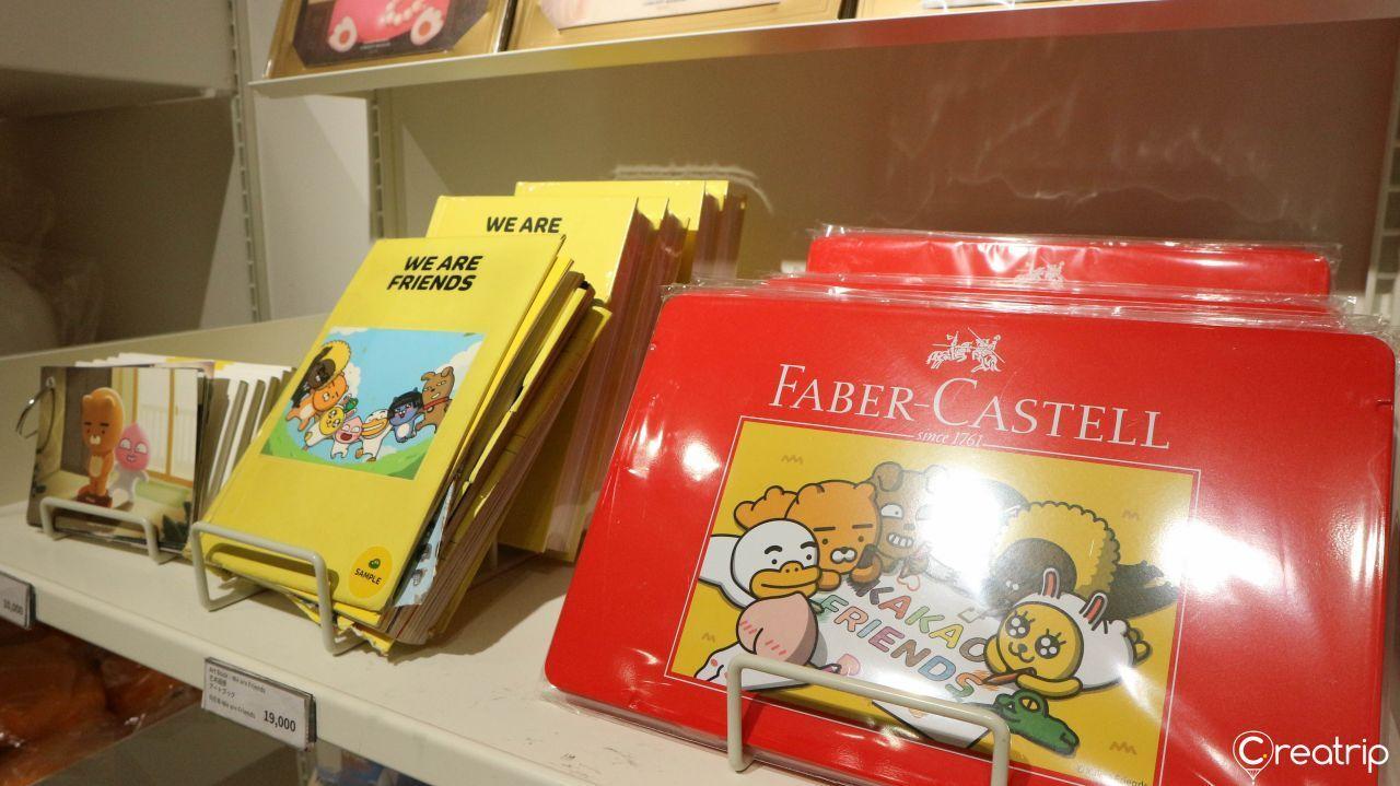 Golden Ryan-themed balloons at a pop-up exhibit dedicated to Kakao Friends.