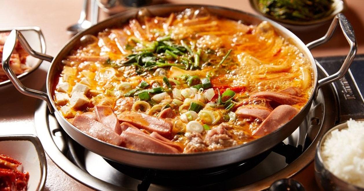 Kì lạ món canh rác Budae Jjigae mà cả Hàn Quốc yêu thích! 