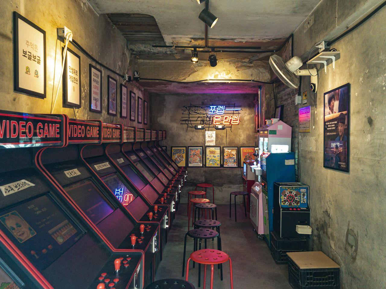 ห้องวีดีโอเกมเป็นแรงบันดาลใจในสไตล์วินเทจ มีตู้เกมเรียงเป็นแถวพร้อมที่นั่งของลูกค้าในอิแทวอน