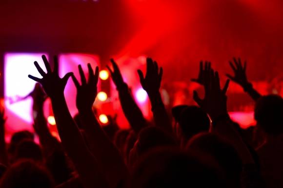 ผู้ติดเชื้ออายุ 19 ปีรายหนึ่งได้ไปเที่ยวไนท์คลับและพบปะผู้คนมากถึง 515คน! และพบว่าคนช่วงอายุ 20 ปีในประเทศเกาหลีใต้ติดเชื้อถึง 1 ใน 4