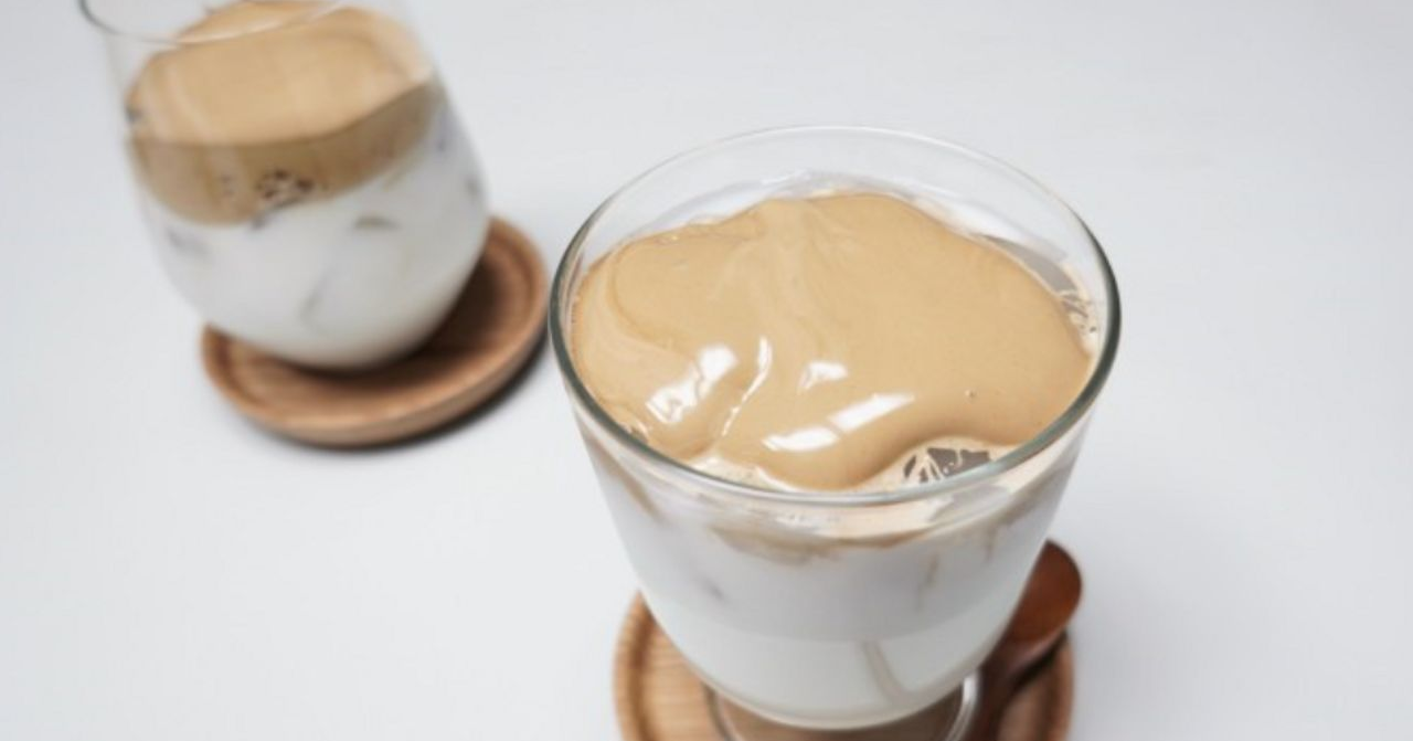 韓國400次咖啡，這是一種流行的韓式拿鐵咖啡，上面有厚厚的咖啡泡沫，經典又熱門的飲料選擇。