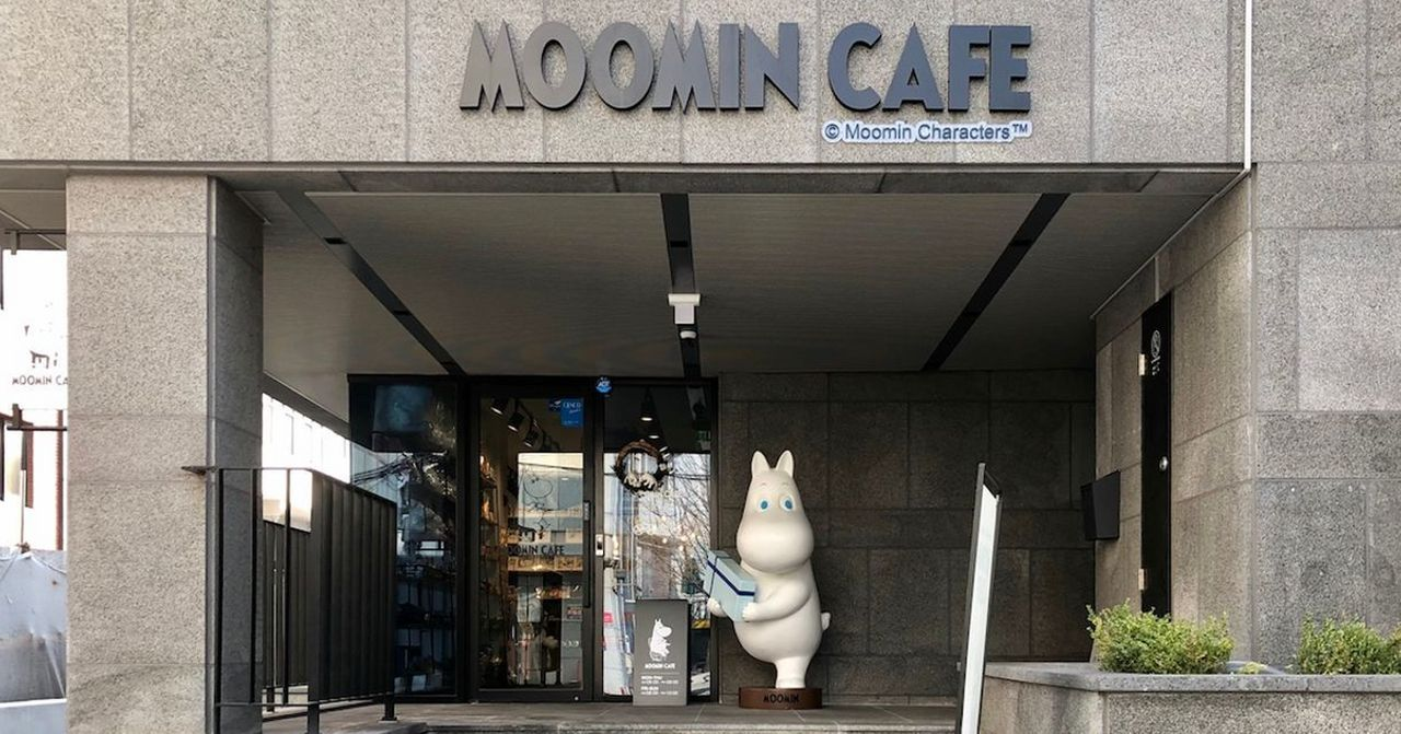 嚕嚕米咖啡館門口的可愛嚕嚕米雕像和充滿歡樂氛圍的店鋪環境吸引了許多影迷和遊客。這家咖啡館以其獨特的嚕嚕米主題和特色食品以及飲品，吸引了來自四面八方的訪客。