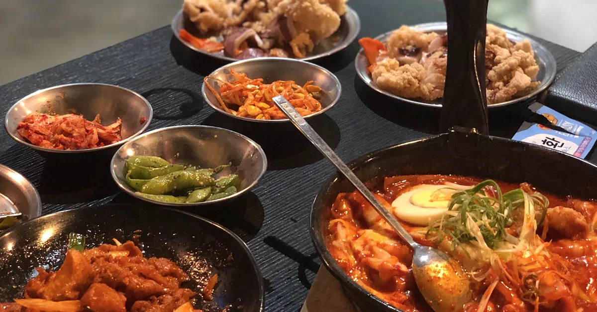 臺北韓式料理推薦，這家餐廳提供了多樣的韓國飲食選擇。照片展示了各種韓式美食的真實樣貌，包括泡菜、年糕、炒飯等菜餚，讓客人享受到正宗的韓國風味。