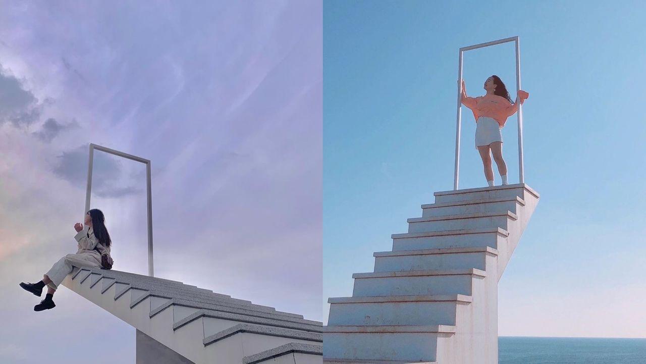 บันไดสู่ท้องฟ้าที่ทะเลทางตอนใต้ของเกาหลี จุดถ่ายภาพที่ยอดเยี่ยมพร้อมวิวทะเลและท้องฟ้าที่เปล่งประกาย