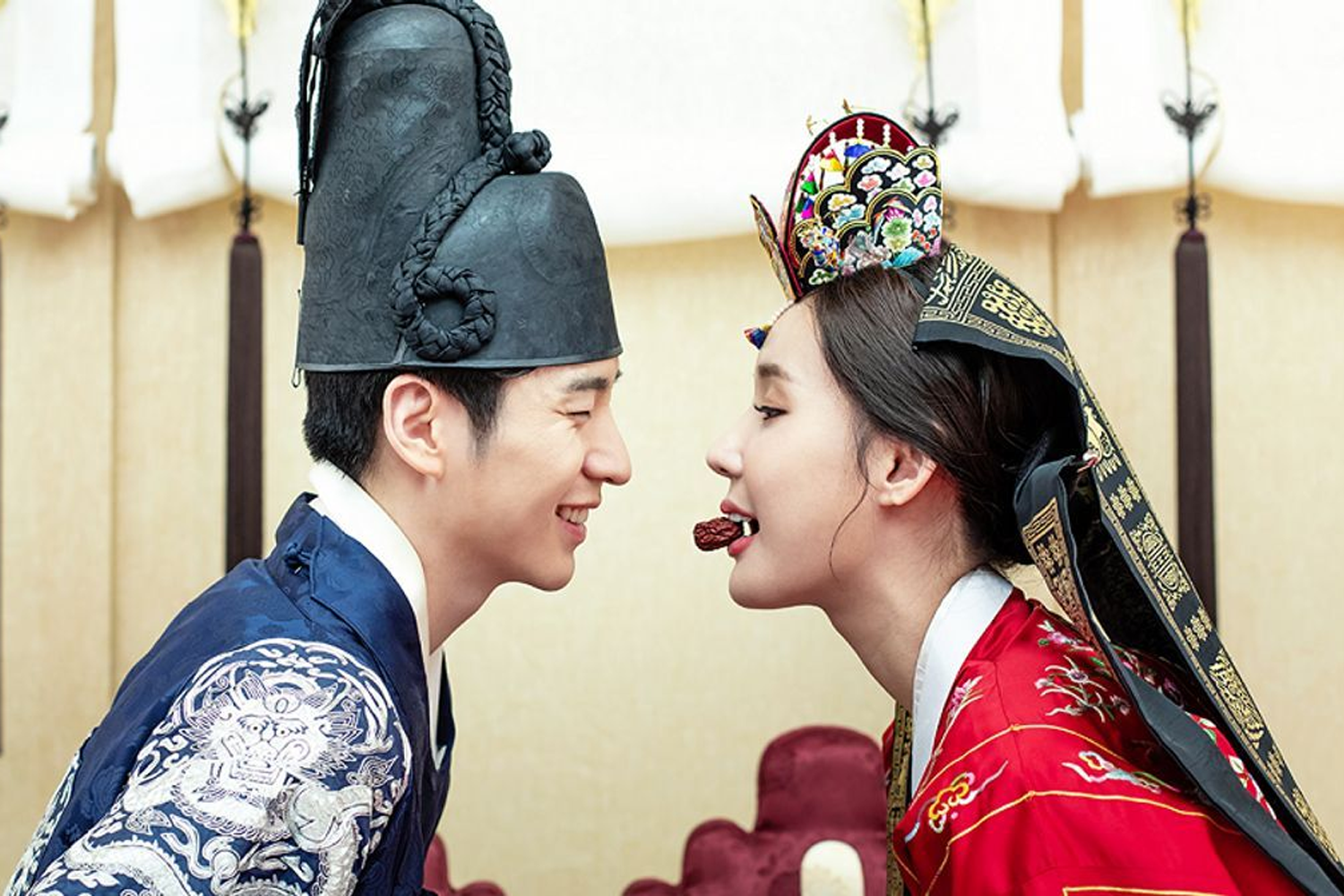 韓式傳統婚禮中的新郎新娘服飾特寫，代表韓國文化中的婚姻觀念