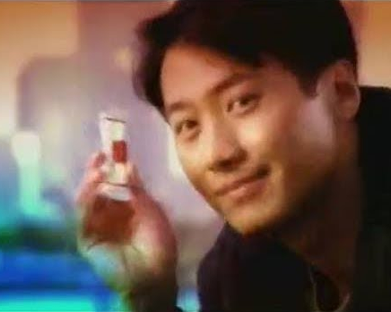 黎明代言韓國Crown Couque Dasse餅乾的廣告畫面。