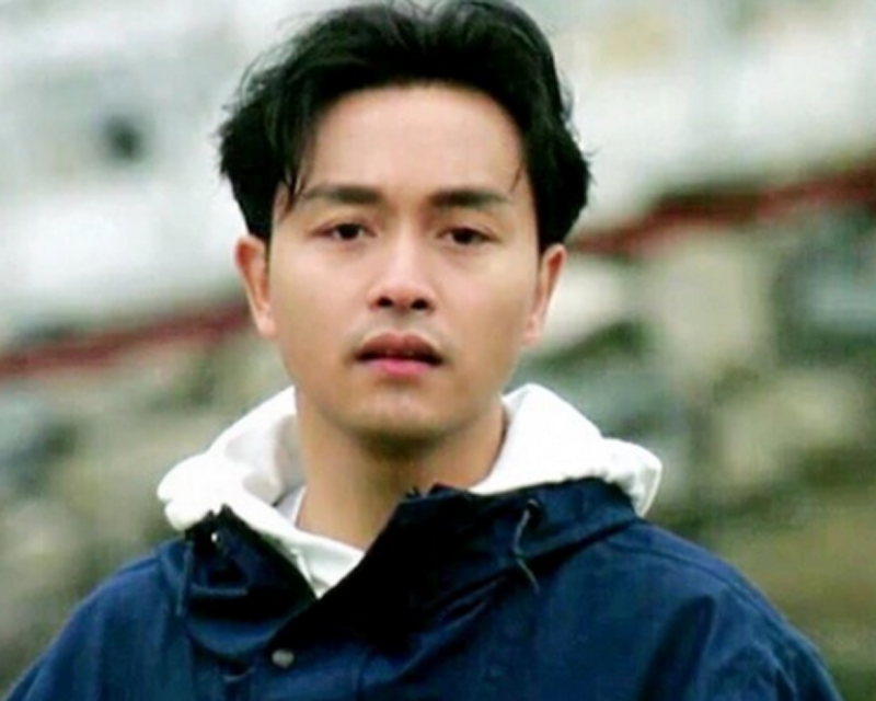 張國榮年輕時期的韓國出道照片，展示他在韓國流行文化中的受歡迎程度。