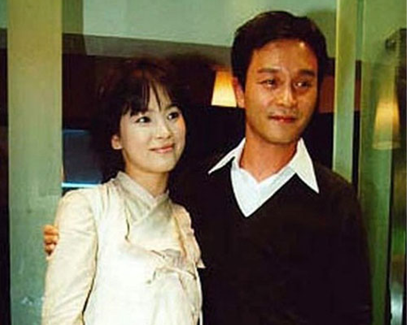 張國榮和全智賢、宋慧喬等韓國明星交流的照片。