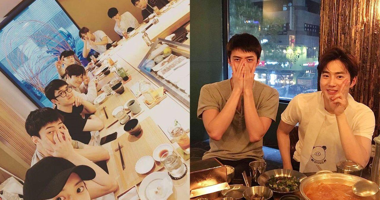 ร้านซูชิที่มีกลุ่มคนกำลังทานอาหารค่ำ ในบรรยากาศที่อบอุ่นและสนุกสนานครอบครัว