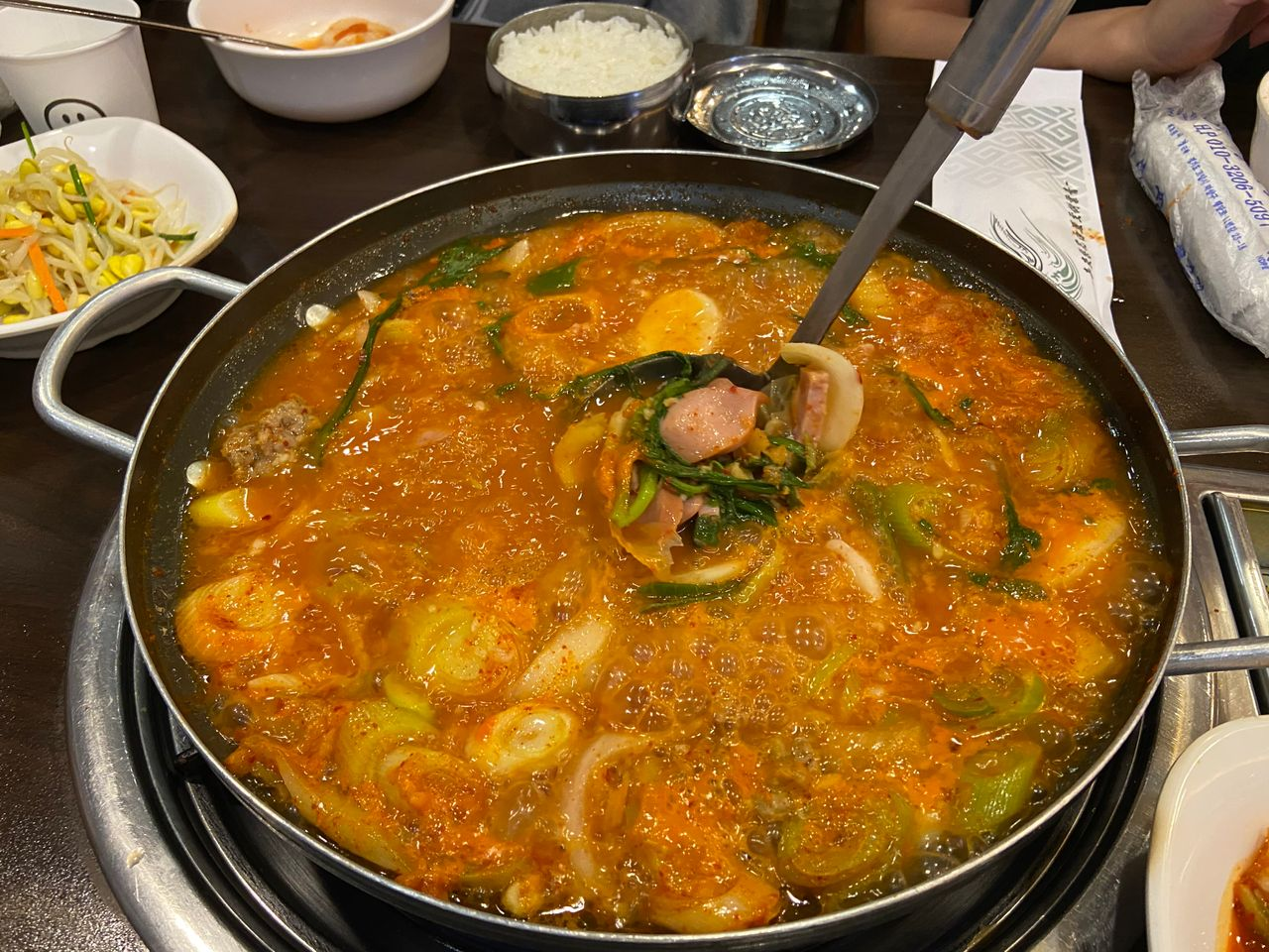 「沸騰中的松炭部隊鍋，濃鬱的香氣撲鼻而來」