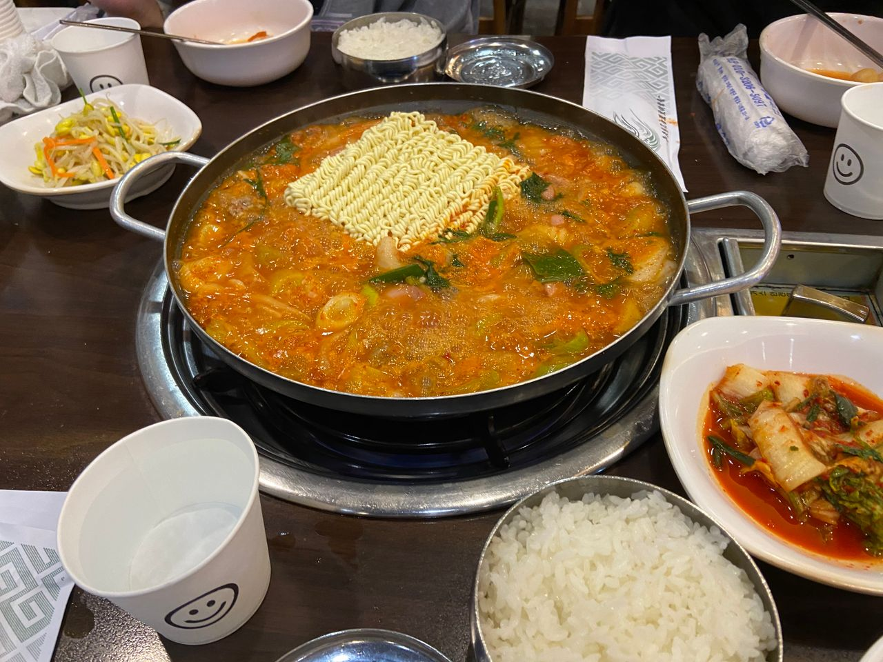 「韓國拉麵加入松炭部隊鍋中，令人垂涎的美食畫面」