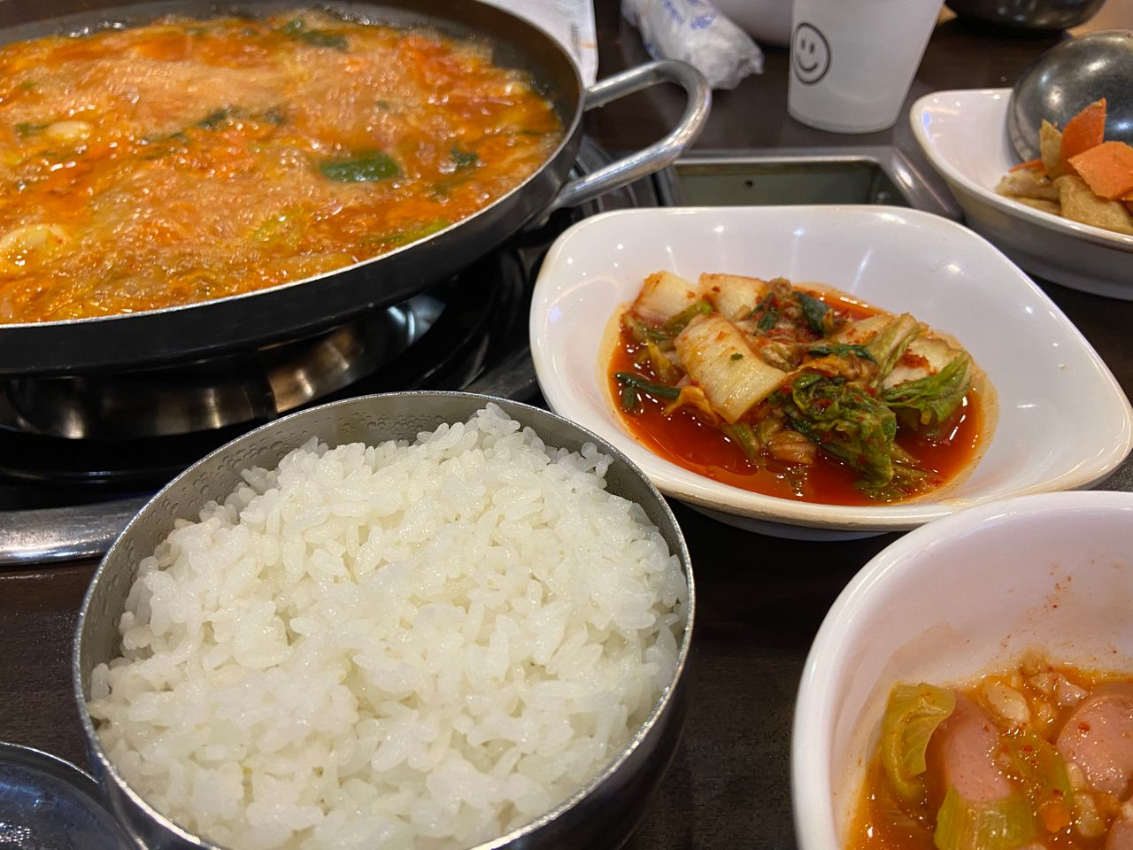 「白米飯與泡菜，搭配松炭部隊鍋的最佳組合」