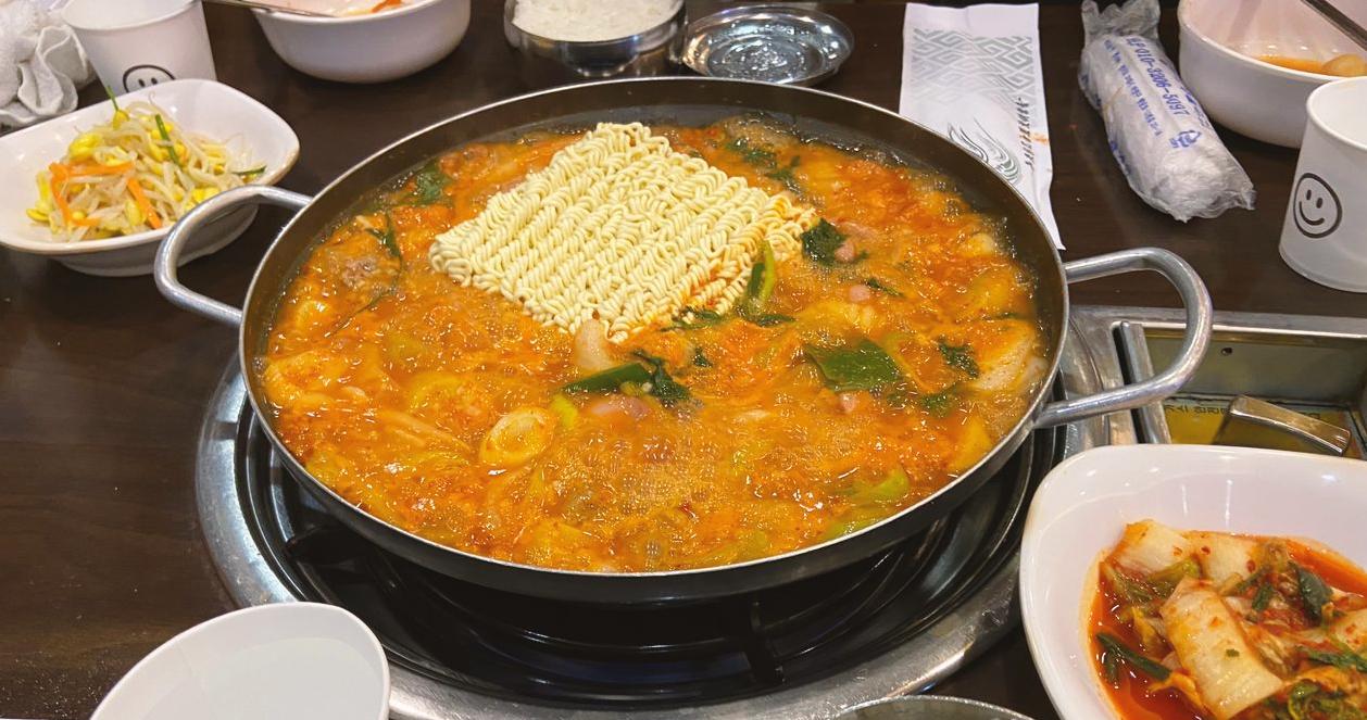 Songtan Budaejjigae | Nơi bán canh quân đội vị cực chuẩn ít người biết ở Gangnam