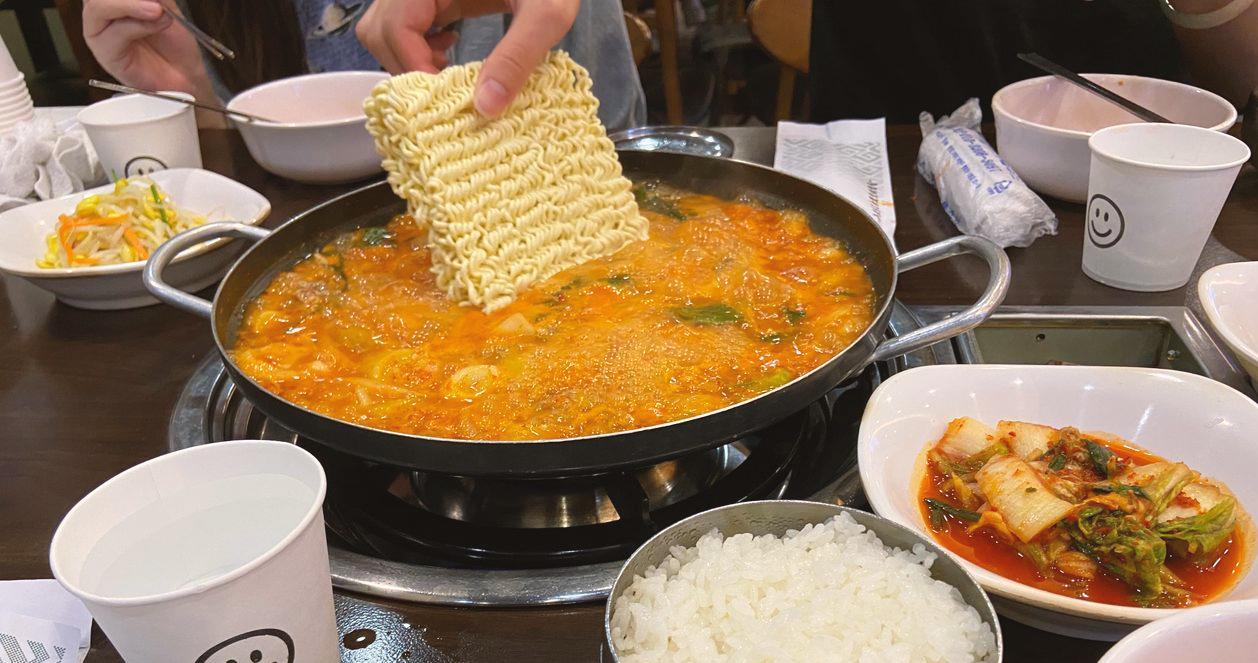 Songtan Budaejjigae | Nơi bán canh quân đội vị cực chuẩn ít người biết ở Gangnam