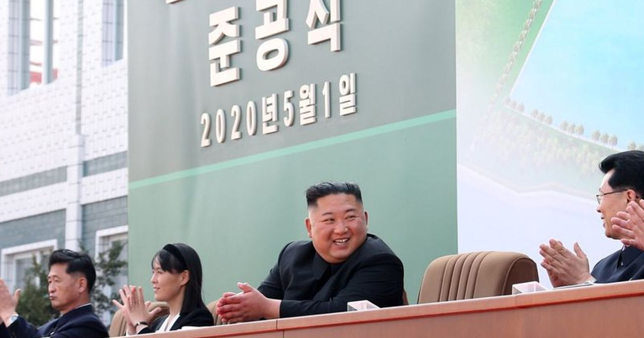 韓朝領導人參加典禮，背景寫有2020年的字樣。