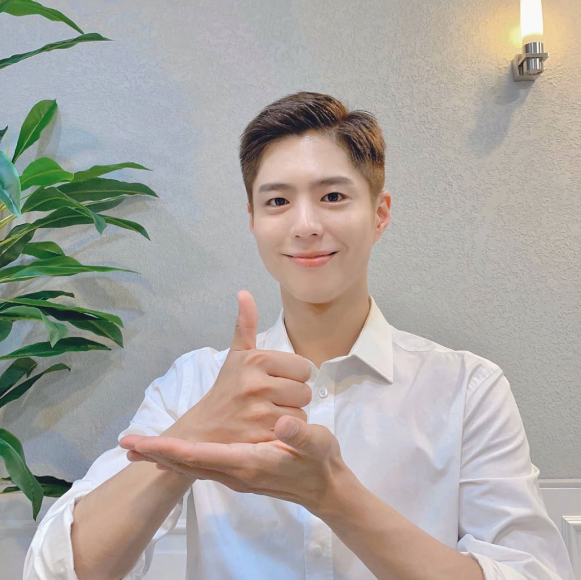 樸寶劍在韓國 #多虧有你 挑戰中以大拇指手勢對醫護人員表達敬意