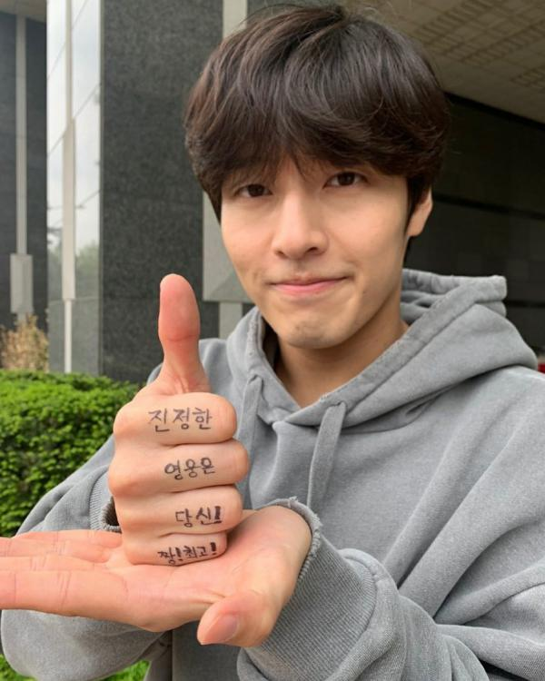 姜河那參加韓國 #多虧有你 挑戰，衣服上手寫字支持醫護人員的辛勞