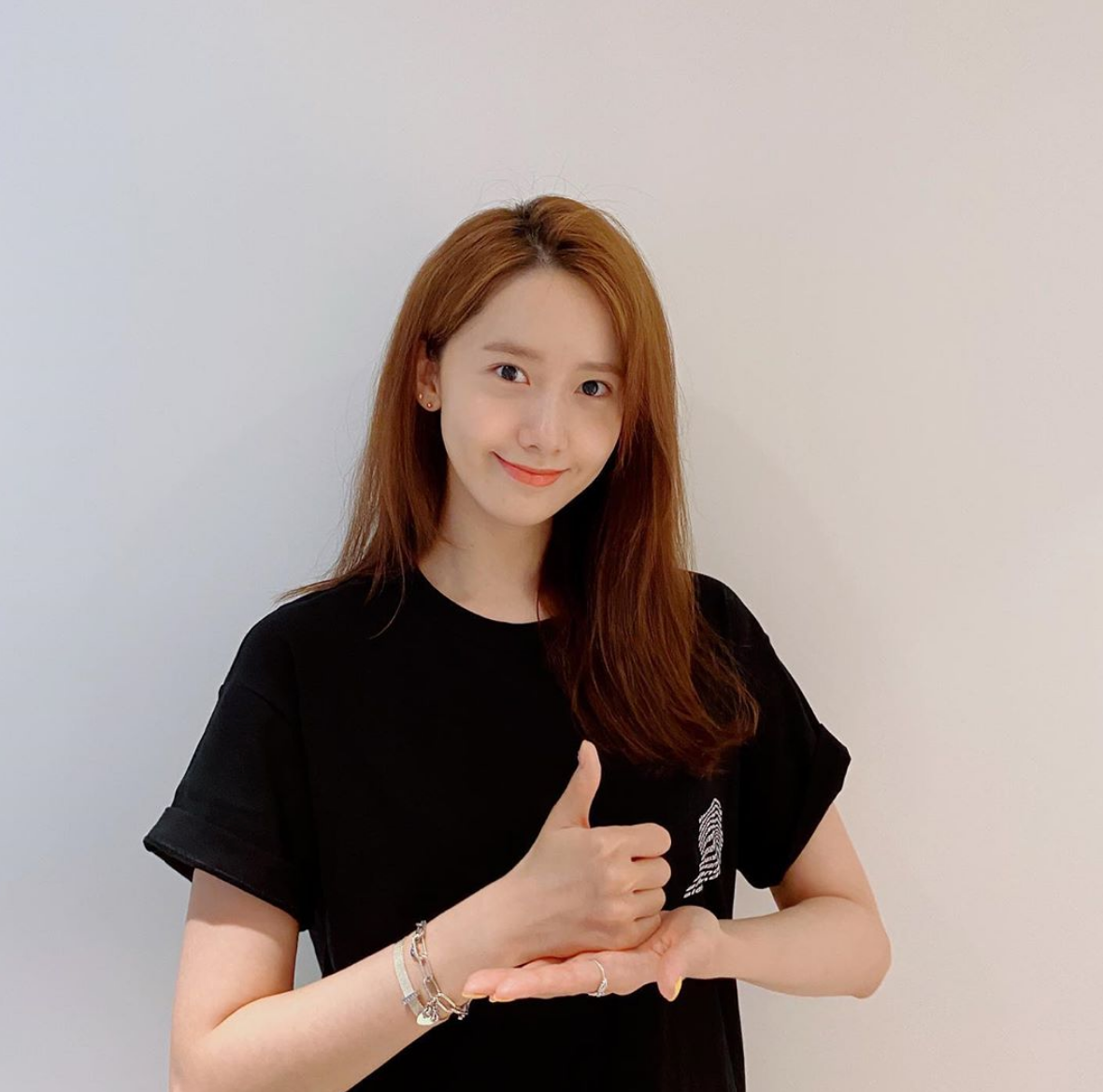 潤兒參加韓國的 #多虧有你 挑戰，將手勢比作豎大拇指，來支持抗疫的醫護人員