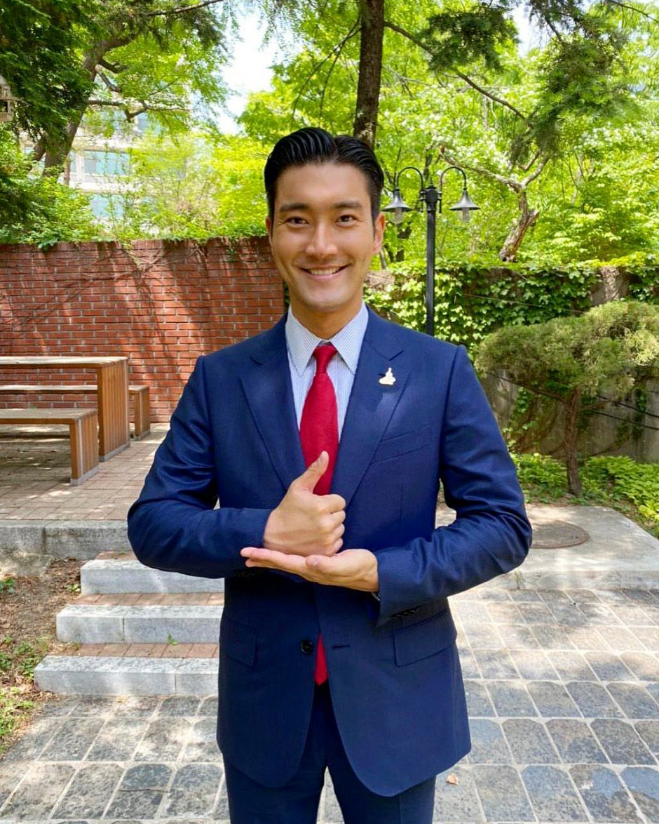 始源穿著西裝參加戶外的 #多虧有你 挑戰，感謝醫護人員