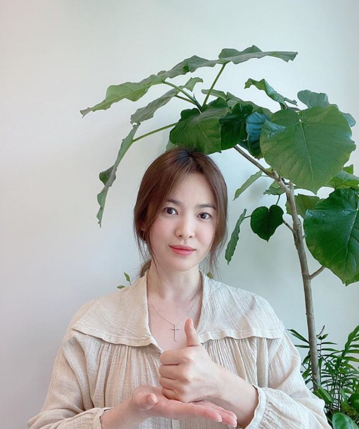 宋慧喬在舒適室內環境中參加 #多虧有你 挑戰，支持醫護人員的努力