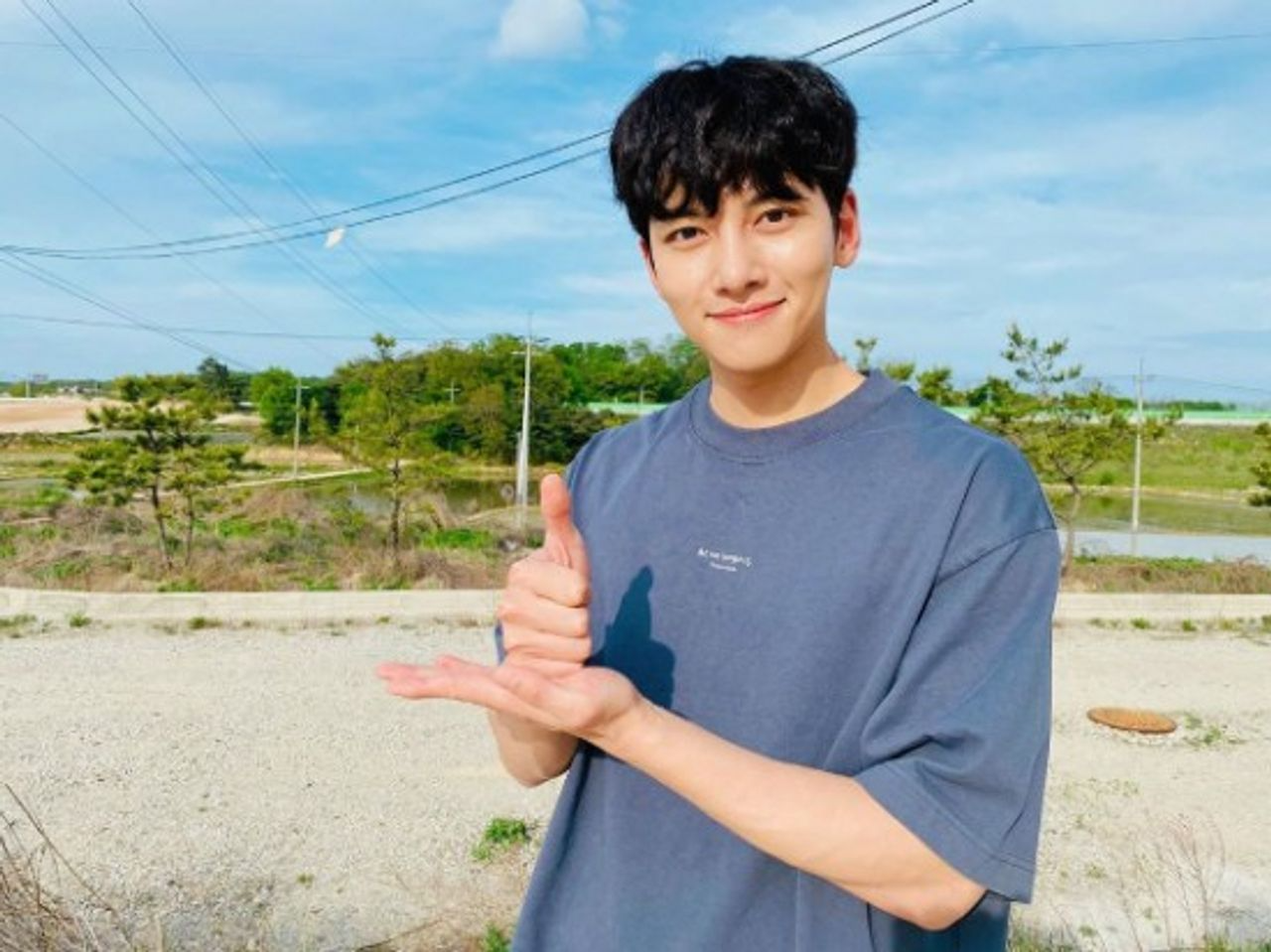 池昌旭參加 #多虧有你 挑戰向醫務工作者致敬的照片，背景是戶外