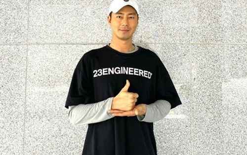 身穿黑色印花T恤的男士展示感謝手勢，為醫療工作者打氣。